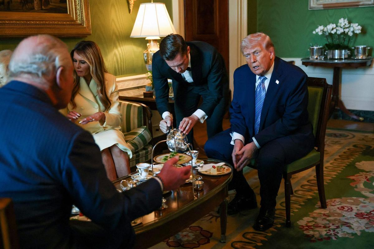 El presidente de Estados Unidos, Donald Trump, y la primera dama, Melania Trump, reciben al rey Carlos III y a la reina Camilla de Gran Bretaña para tomar el té en el Salón Verde de la Casa Blanca, en Washington