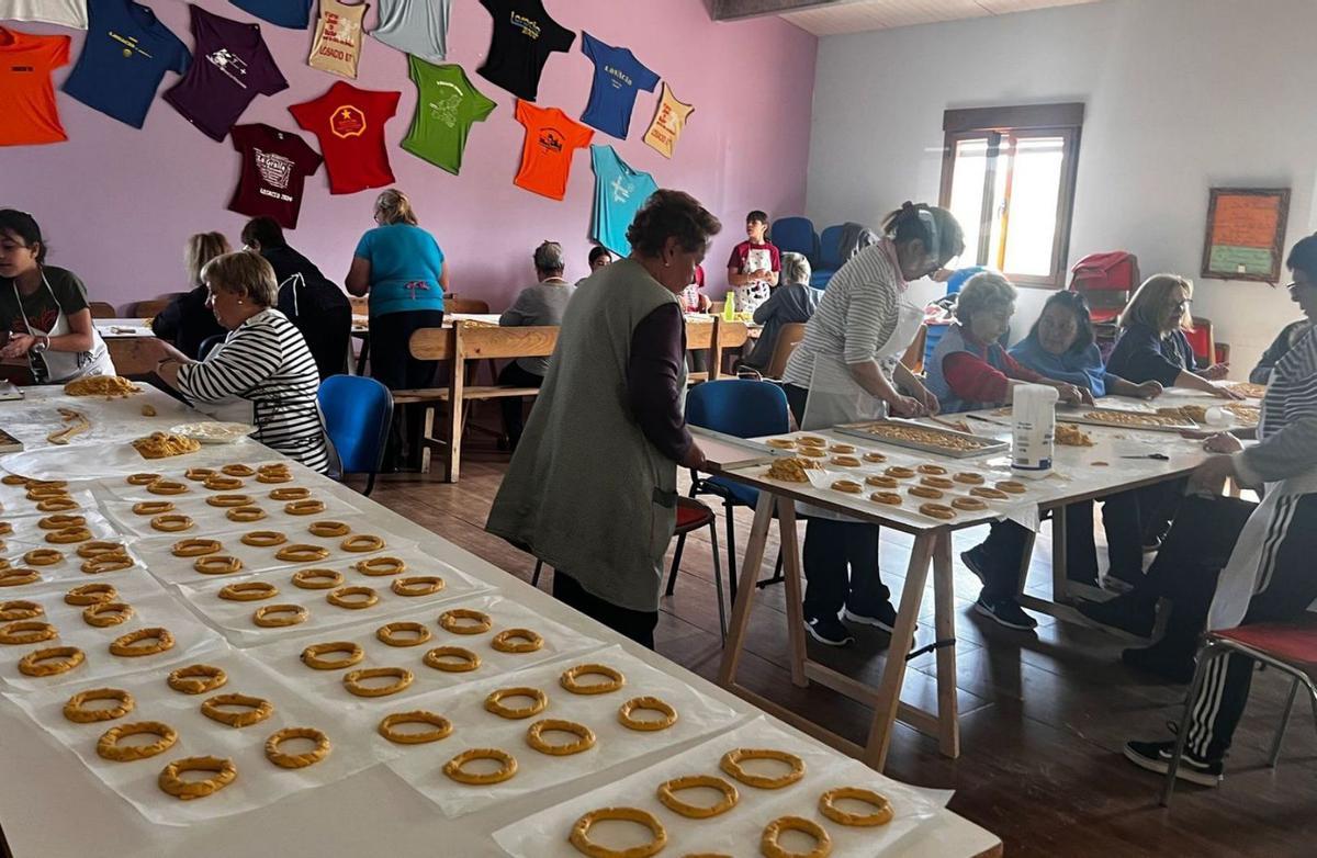 Arriba a la derecha, las nuevas generaciones se esmeran por aprender las costumbres heredadas. Abajo y a la izquierda, imágenes durante la elaboración de las roscas y rosquillas que compondrán el Ramo de la Virgen. | CHANY SEBASTIÁN