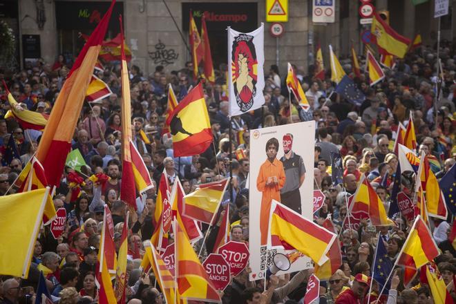 Unas 6.500 personas claman contra la amnistía en la plaza Sant Jaume de Barcelona
