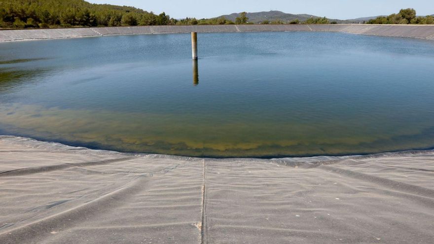 La Alianza por el agua pide que se instale un dispensador de agua regenerada en la balsa de sa Rota. | DANIEL ESPINOSA