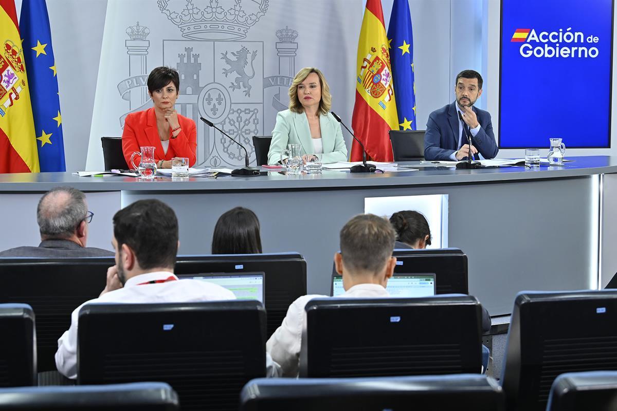 Isabel Rodríguez, ministra de Vivienda, y Pablo Bustinduy, ministro de Consumo, en su última rueda de prensa en la que coincidieron