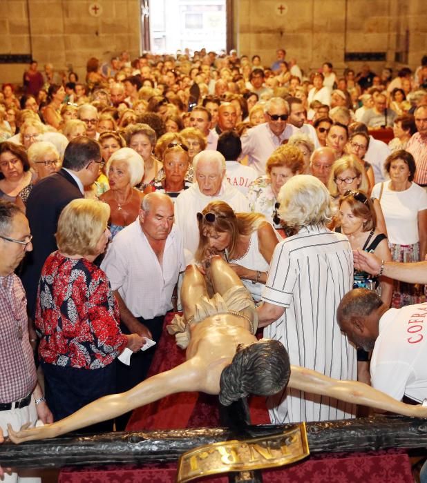 Vigo demuestra su cariño por el Cristo de la Victoria.