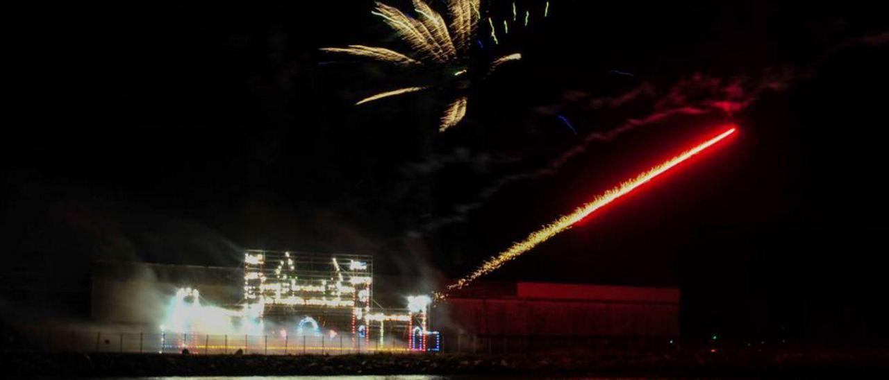 Castillo luminoso que se recrea en el Combate Naval. | // IÑAKI ABELLA