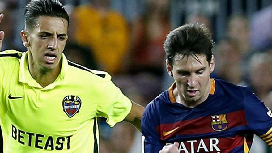 Feddal persigue a Messi en la reciente visita al Camp Nou,