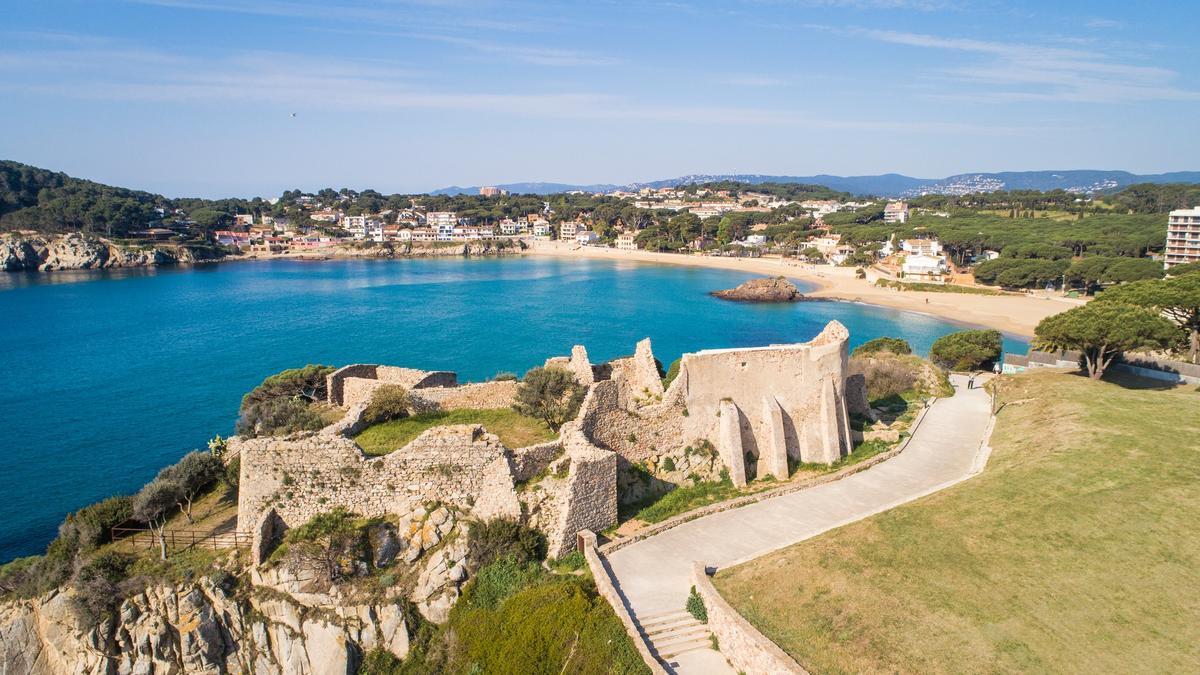 Restes del castell Sant Esteve de Mar amb la platja de la Fosca a Palamós