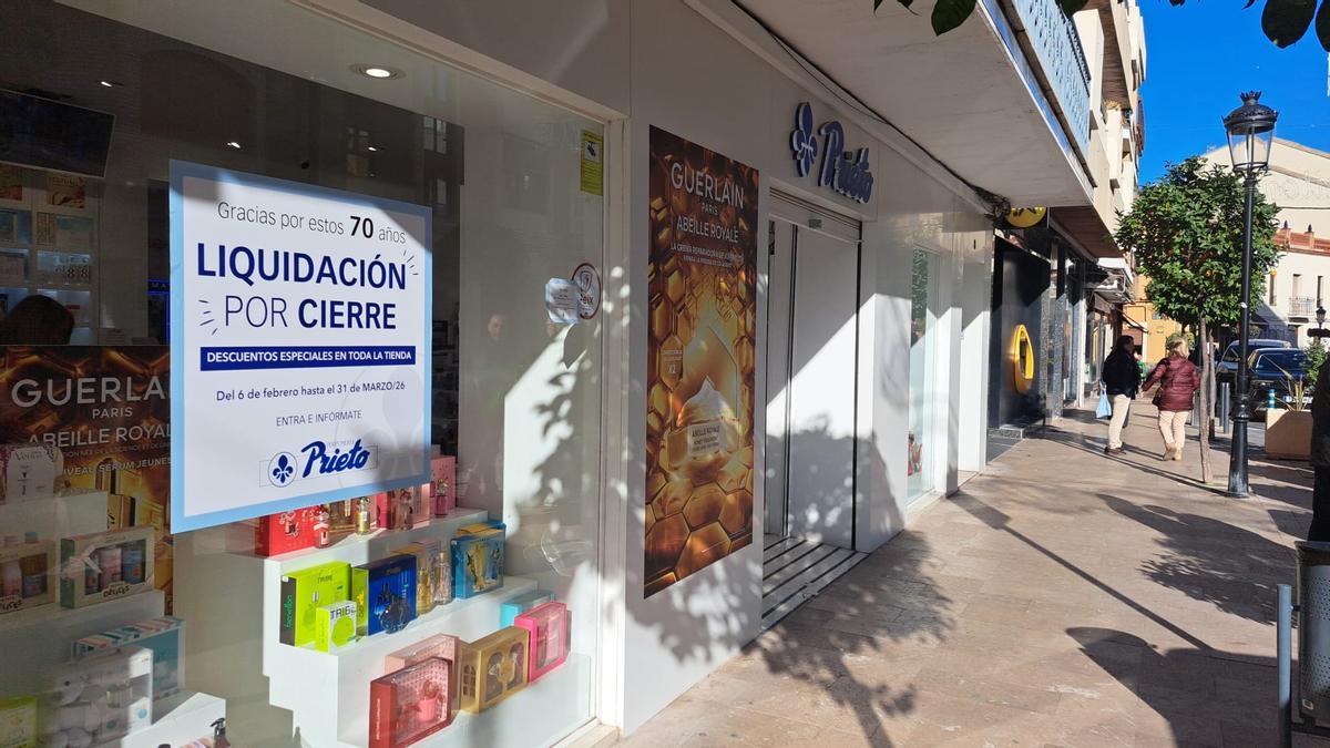 Cartelería que anuncia el cierre de Perfumerías Prieto en una de sus tiendas