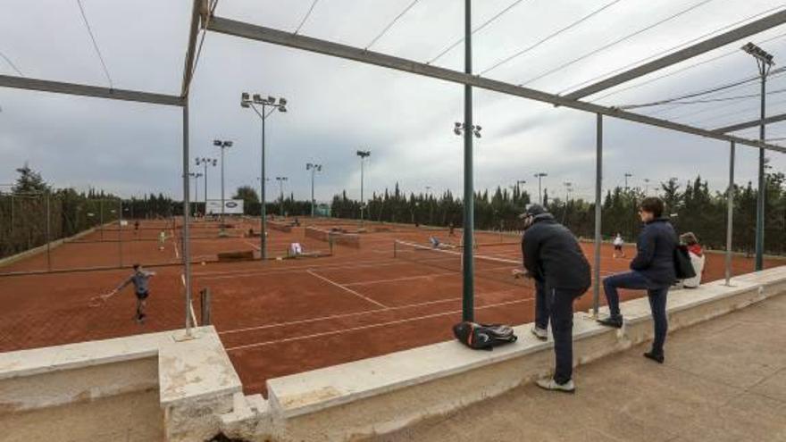 Una de las pistas de tenis del club ilicitano donde se invertirá para mejorar el vallado.