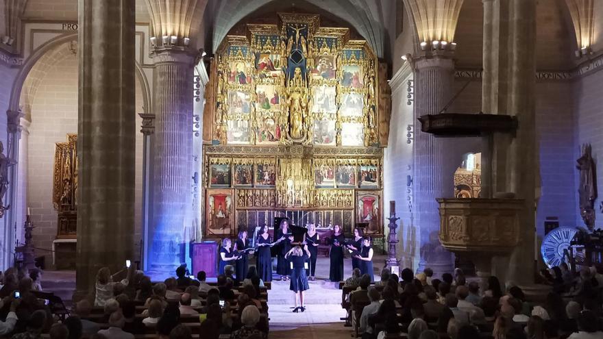 La Colegiata de Bolea se llenó para escuchar el concierto dirigido por la soprano oscense Mariángel Leo. | SERVICIO ESPECIAL