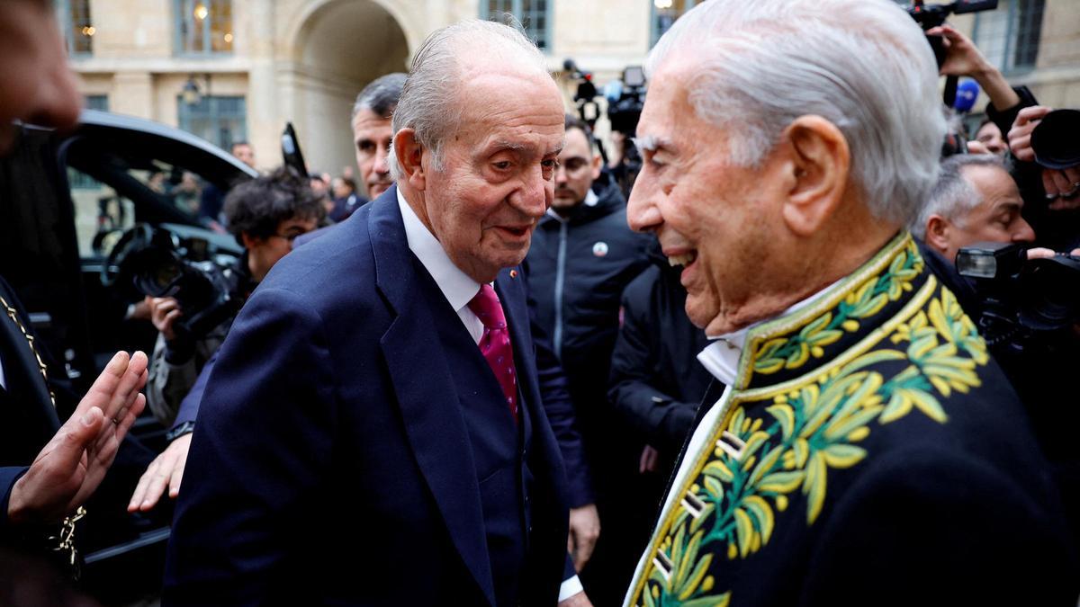 Mario Vargas Llosa, vestido con el atuendo tradicional de los académicos franceses, sale con Juan Carlos I después de la ceremonia durante la cual fue admitido en la Academia Francesa.