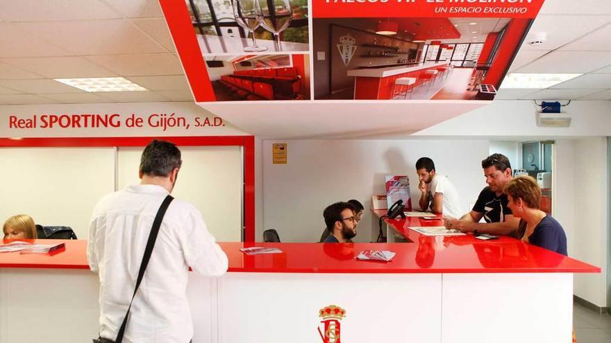 Aficionados en la oficina de abonados del Sporting.