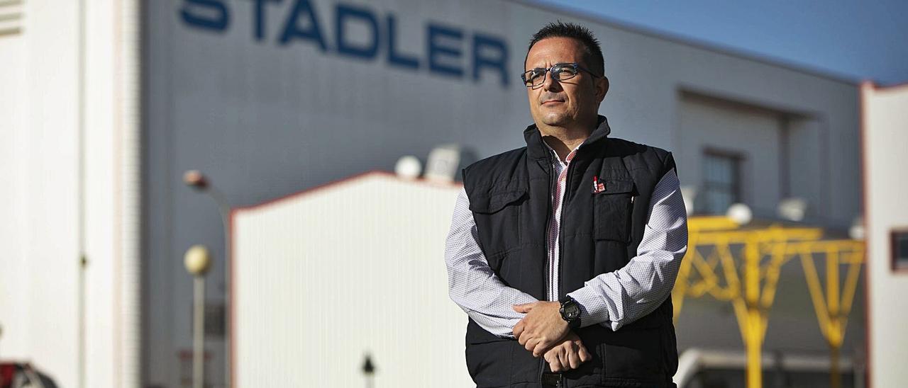 Raul Ortega (UGT), presidente del comité de empresa, en la sede de la factoría de Albuixech. | LEVANTE-EMV