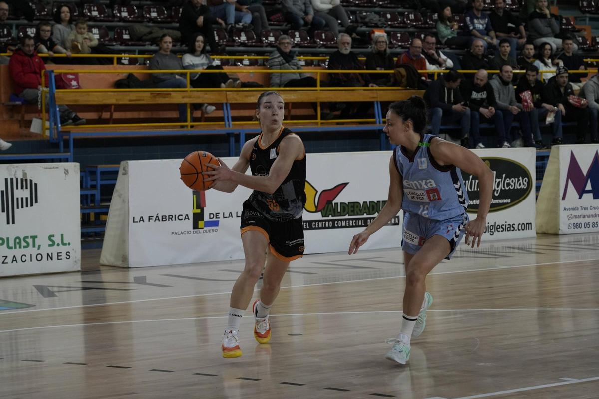 Eva Carregosa busca dar un pase ante una jugadora de Celta Femxa.