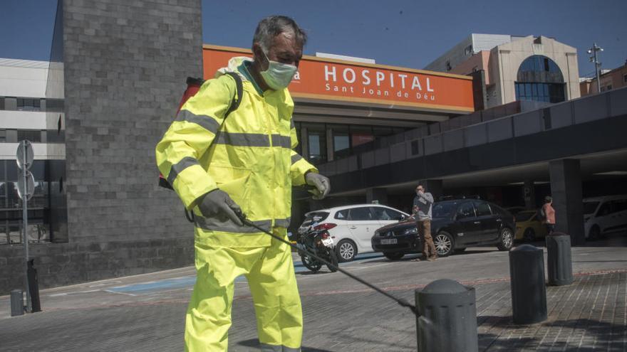 Un operari desinfecta l&#039;entreada de l&#039;hospital de Manresa.