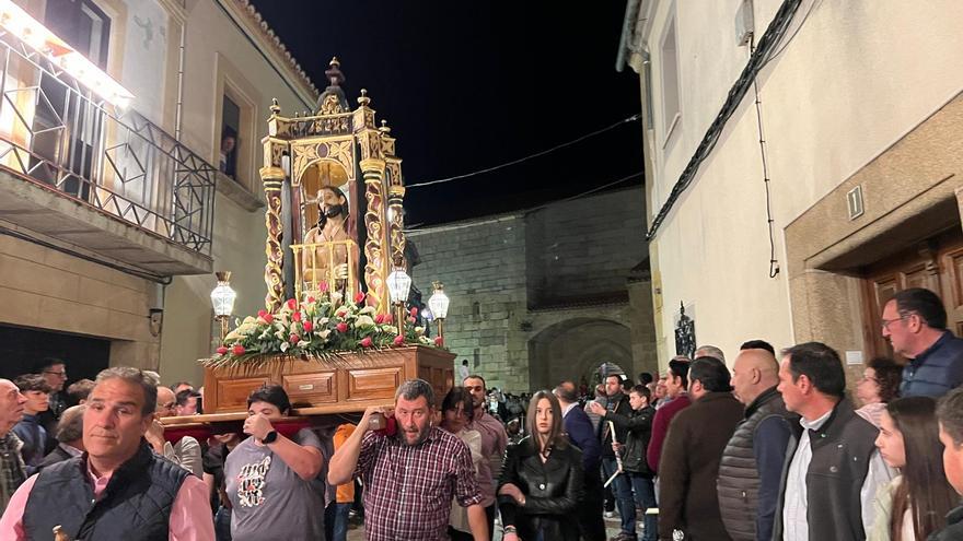 La ‘procesión de los hombres’ alumbró el Jueves Santo en Casar de Cáceres