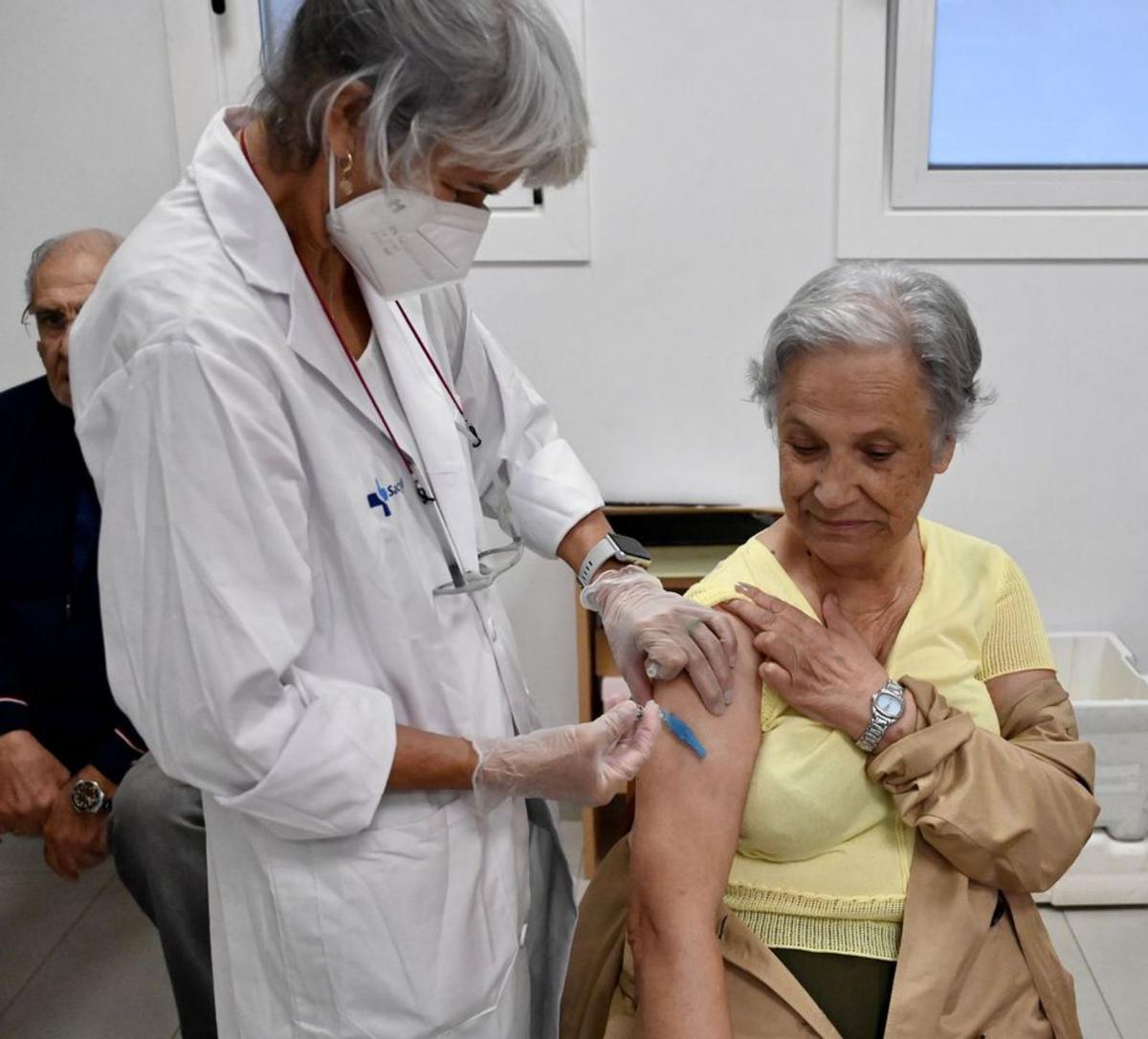 Una mujer recibe la vacuna de la gripe.   | // R. V.