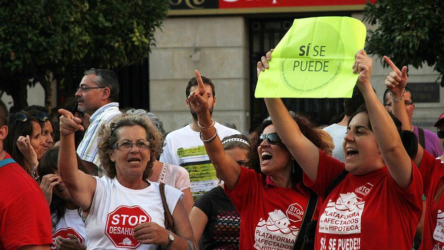 Dos manifestantes en una protesta contra los desahucios.