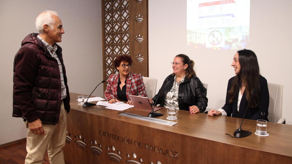 Presentación de los talleres de la diputación pacense para prevenir el consumo de drogas, ayer en Badajoz.