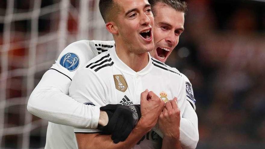 Bale y Lucas Vázquez celebran uno de los goles del Madrid ayer en Roma.