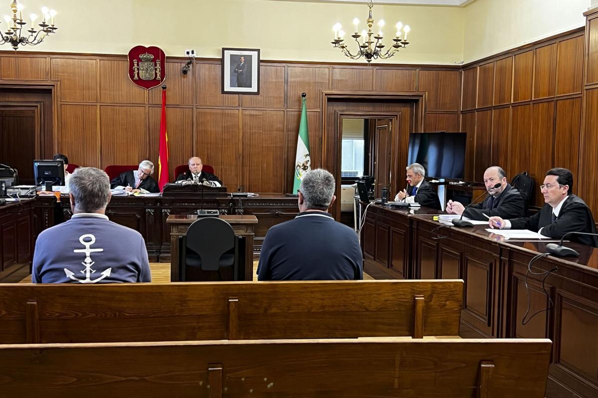 A la izquierda, el guardia civil acusado, a la derecha, su cuñado.