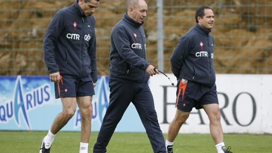 Antonio López acompañado del segundo entrenador, Mosquera, ayer en A Madroa.