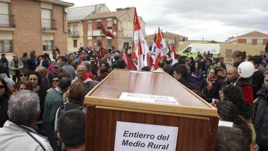 Concentración, con ataúd incluido, contra la desaparición del mundo rural.