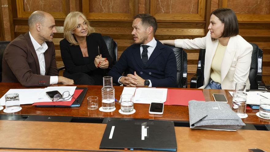 Alfonso Cabello, Esther Monzón, Mariano Hernández Zapata y Migdalia Machín, conversan antes del Consejo de Gobierno.