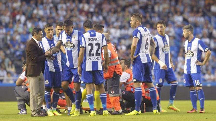 Joselu se retira del campo cojeando tras sufrir la entrada de Raúl García en Riazor. // Carlos Pardellas