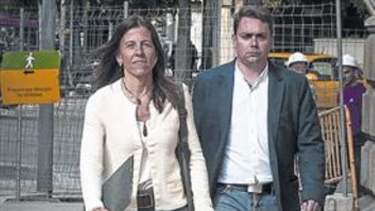 La esposa de Oriol Pujol, Anna Vidal, dirigiéndose al Palau de Justícia de Barcelona, el pasado abril.