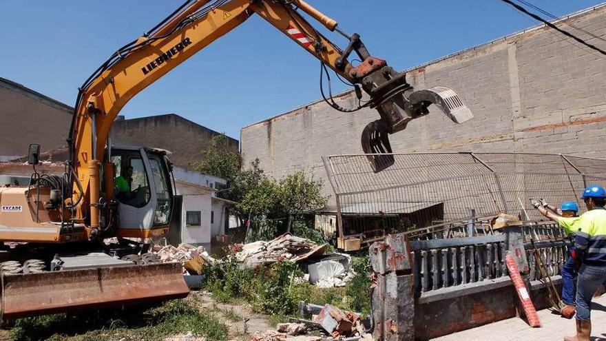 Maquinaria iniciando las demoliciones en el PERI de El Arbeyal.