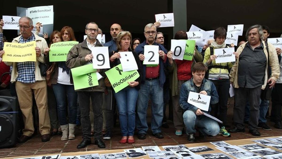 Docentes catalanes, concetrados ante el departamento de Ensenyament en un acto de homenaje al profesor Abel Martínez Oliva, fallecido hace un mes tras el ataque de un alumno en el instituto Joan Fuster de Barcelona.