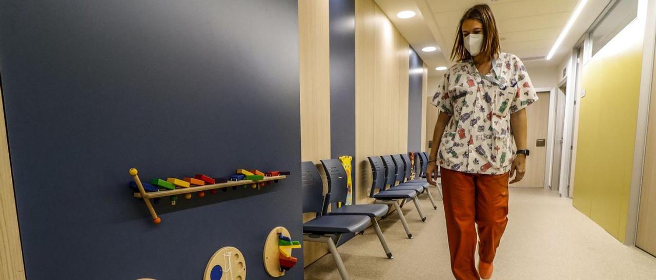La planta se divide en un pasillo para hospitalizaciones y otro de consultas y observación. |