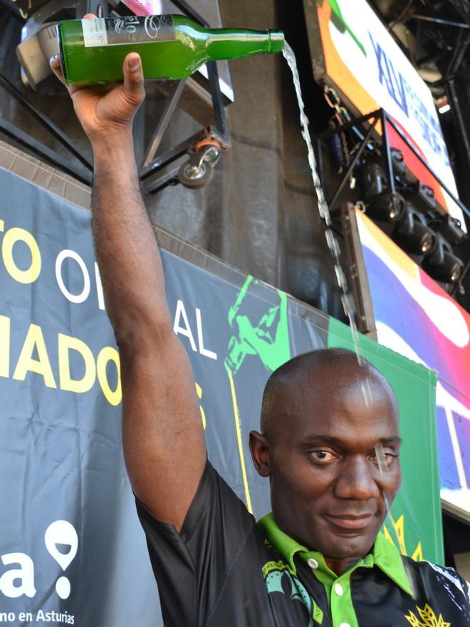 Salvador Ondó, ganador del Concurso Internacional de Escanciadores, ayer en Nava.