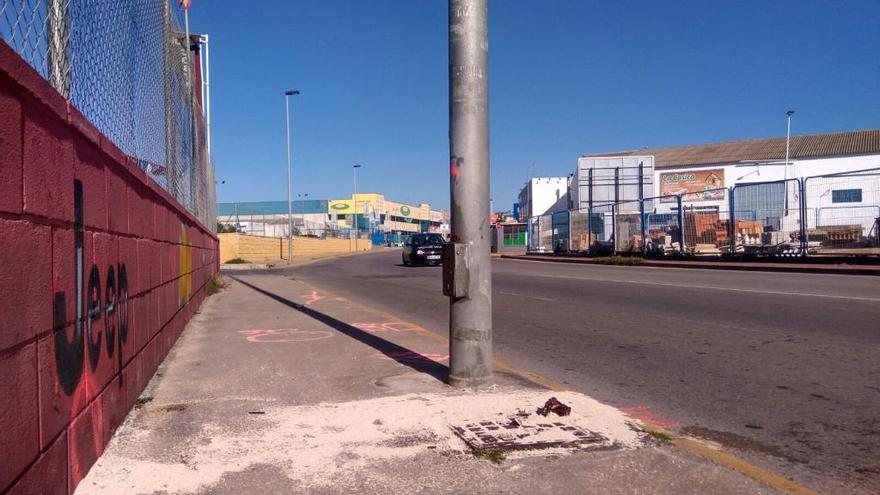 Fallece un motorista tras chocar contra una farola en la Avenida Rosa Mazón