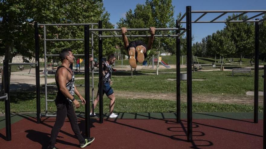 Deportistas practicando calistenia en las nuevas instalaciones