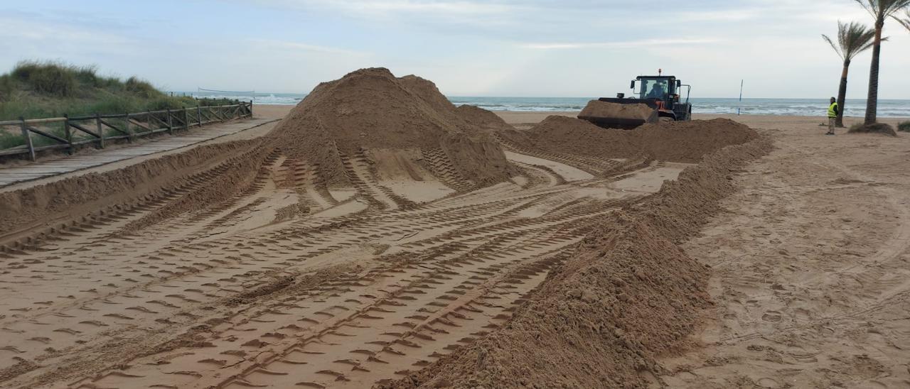 Trabajos de extracción de arena que se están realizando en la playa de Gandia