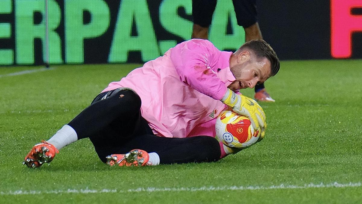 Adrián San Miguel en el calentamiento del Murcia-Betis de Copa del Rey