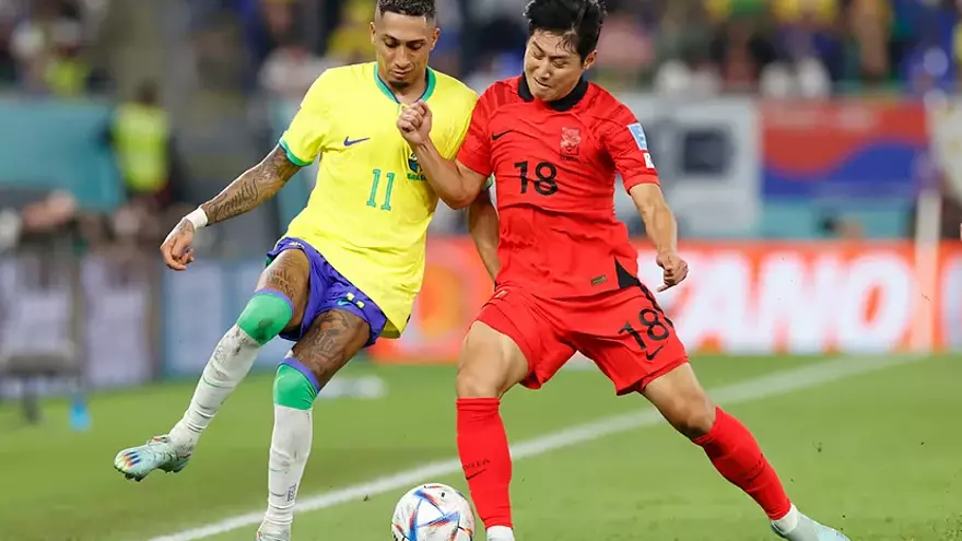 Kang In Lee pelea una pelota con Raphinha en el encuentro de octavos entre Brasil y Corea del Sur.