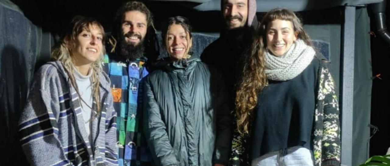 Julia, Pedro, Addrea, Óscar y Chiara en una de sus reuniones para organizar el viaje.