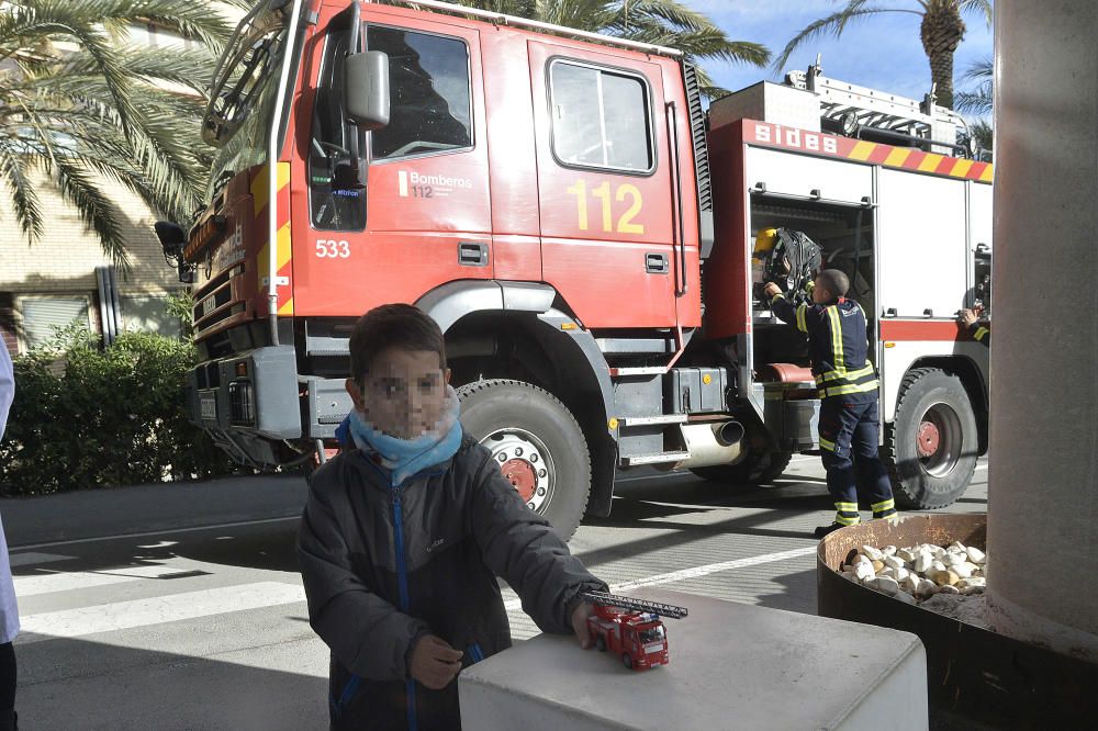 Los bomberos visitan la unidad de Pediatría del Hospital General de Elche.