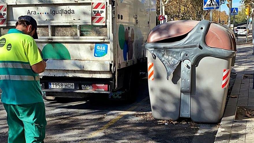 La brigada d&#039;Igualada, ahir al matí, al costat d&#039;un contenidor cremat