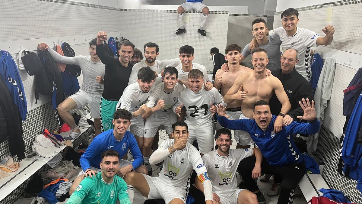 Los jugadores del Olímpic celebran la última victoria.