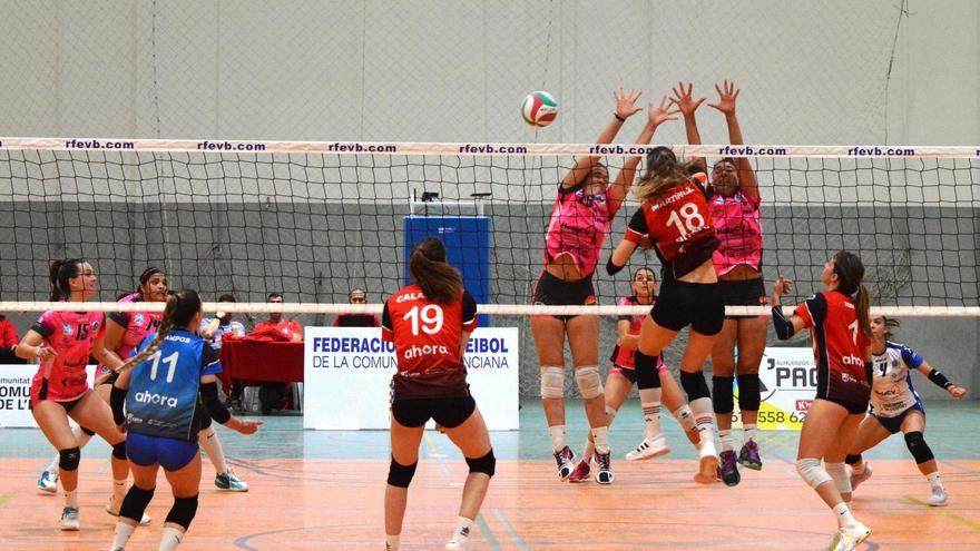 Ataque de la chicas del Xàtiva Voleibol en el partido contra el Benidorm.