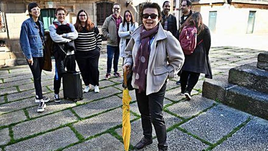 La guía María Pardo, ayer, en una visita por el casco histórico.