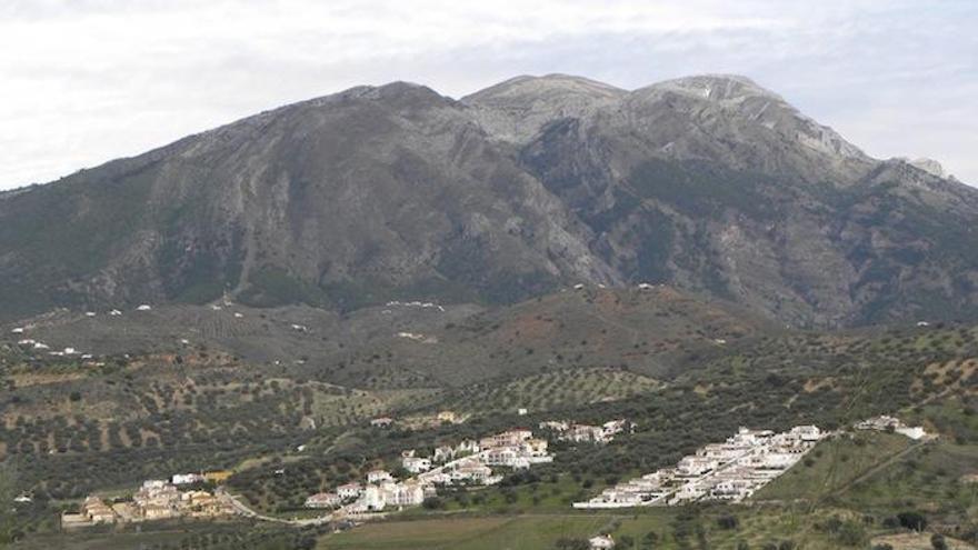 Viviendas edificadas hace más de una década a las faldas de La Maroma.