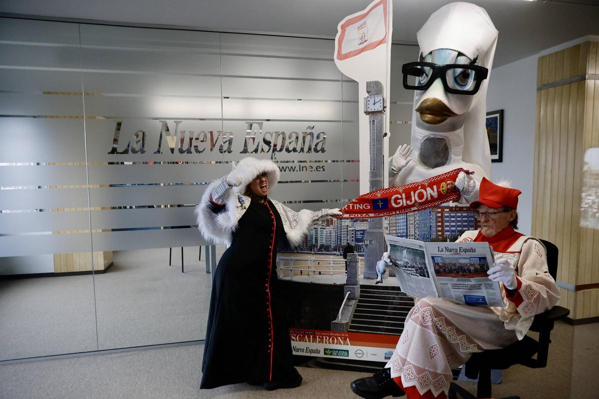 La visita de la sardina del Antroxu a LA NUEVA ESPAÑA de Gijón, en imágenes