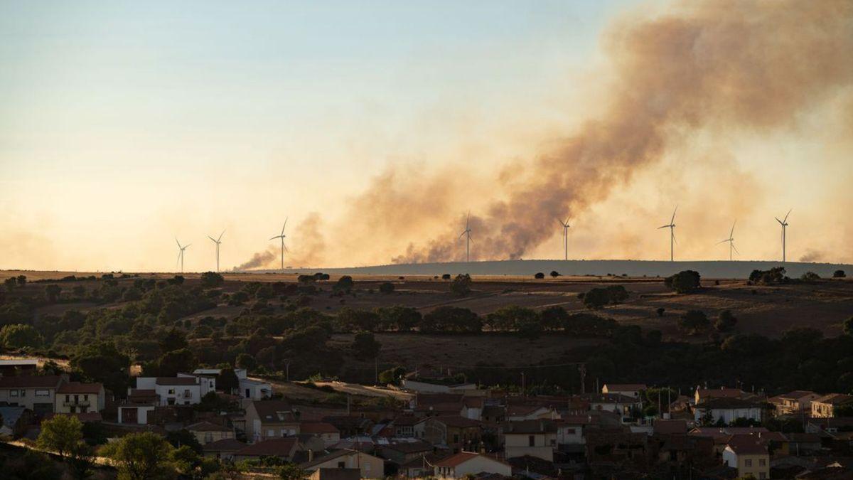 Dos puntos de vista del incendio que se originó este domingo en la Tierra de Alba, en Zamora.