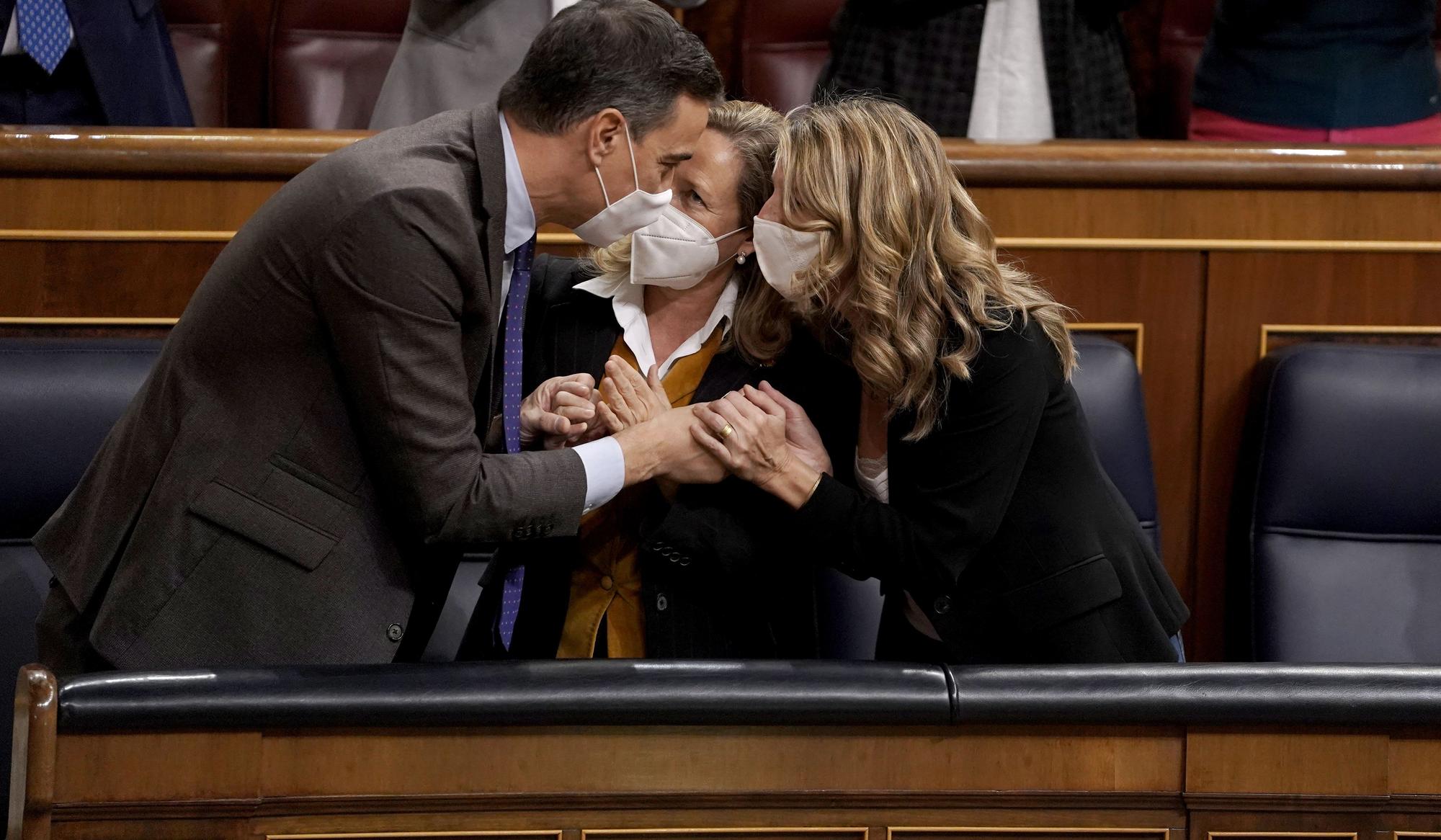 Pedro Sánchez, Nadia Calviño,  y Yolanda Díaz celebran la aprobación de la Reforma. FOTO JOSÉ LUIS ROCA