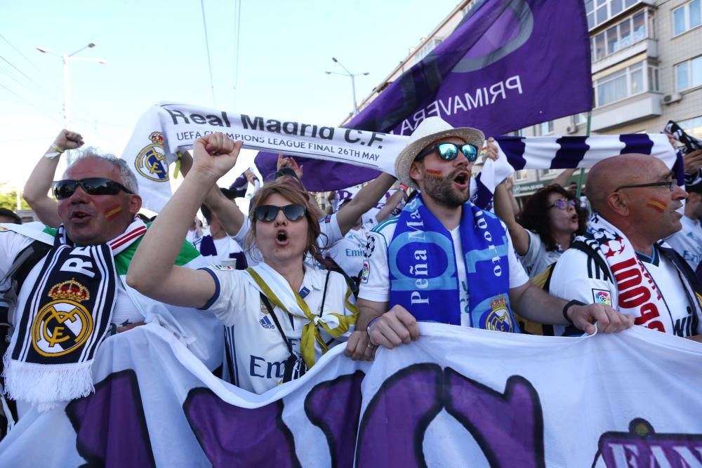 Las aficiones de Real Madrid y Liverpool llenan Kiev de color.