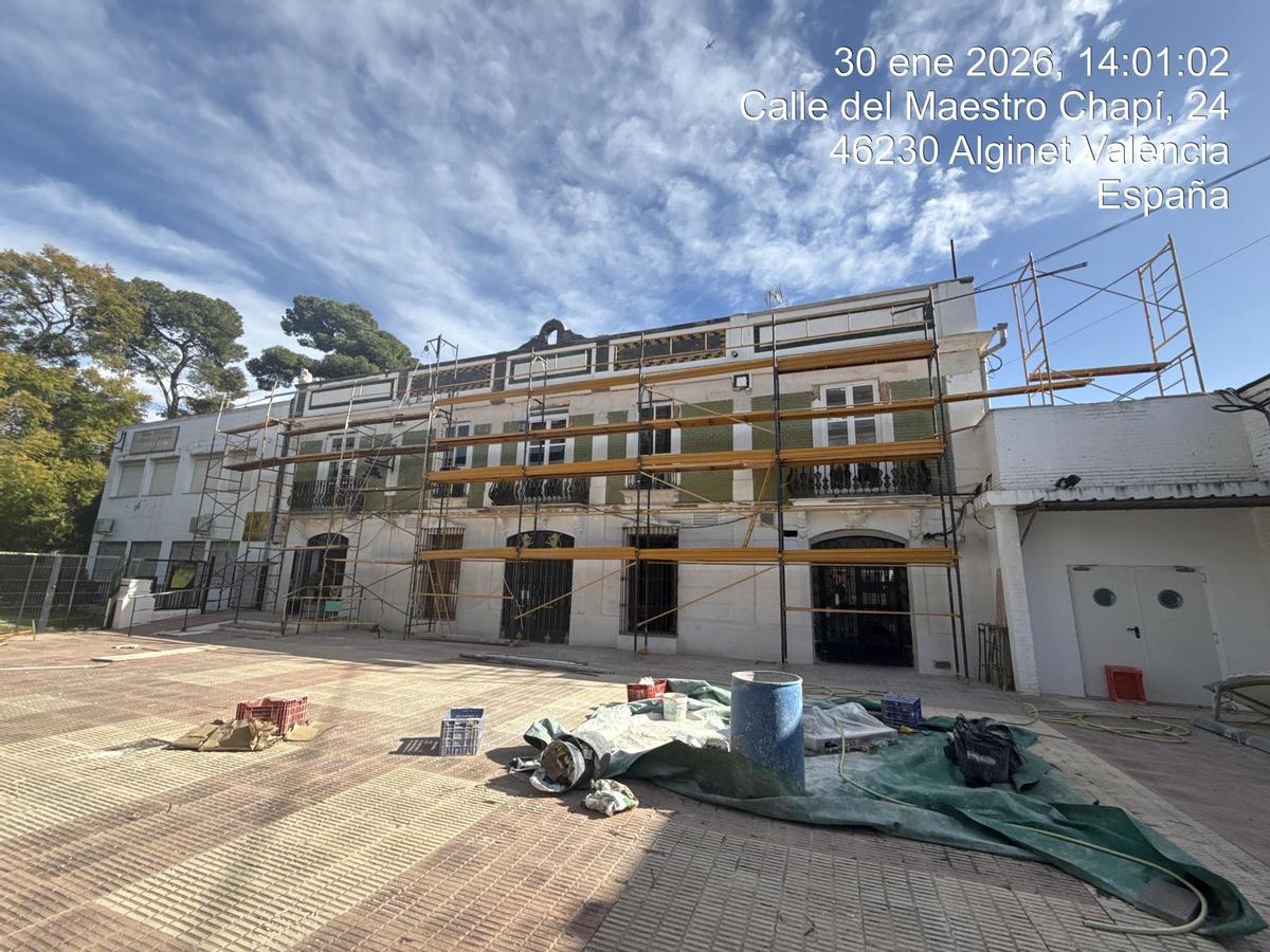 Andamios en la fachada de l'Hort de Feliu en una imagen del 30 de enero.