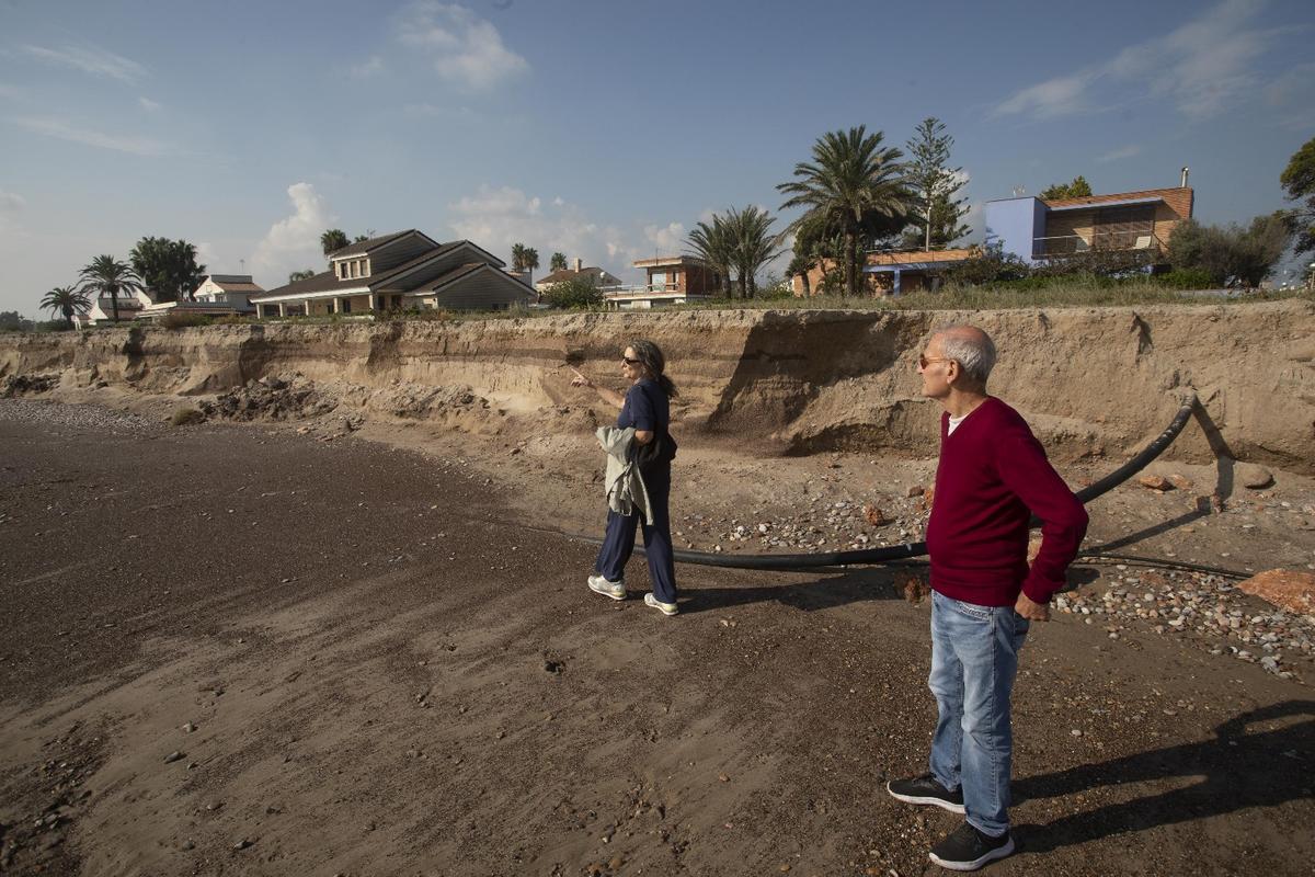 La presidenta vecinal y otro integrante de la asociación mostrando el gran escalón.